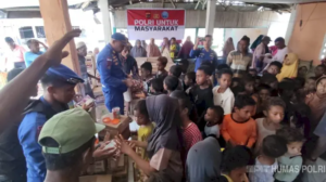 Lewati Jalur Laut, Polri Bawa 146 Paket Sembako untuk Warga Terdampak Gempa di Pulau Sukun