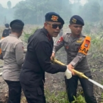 Pastikan Tak Ada Bara Tersisa, Dansat Brimob Kaltara Pimpin Pendinginan Karhutla