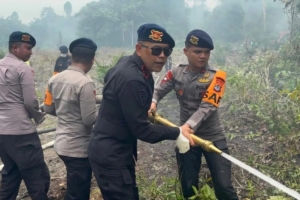 Pastikan Tak Ada Bara Tersisa, Dansat Brimob Kaltara Pimpin Pendinginan Karhutla