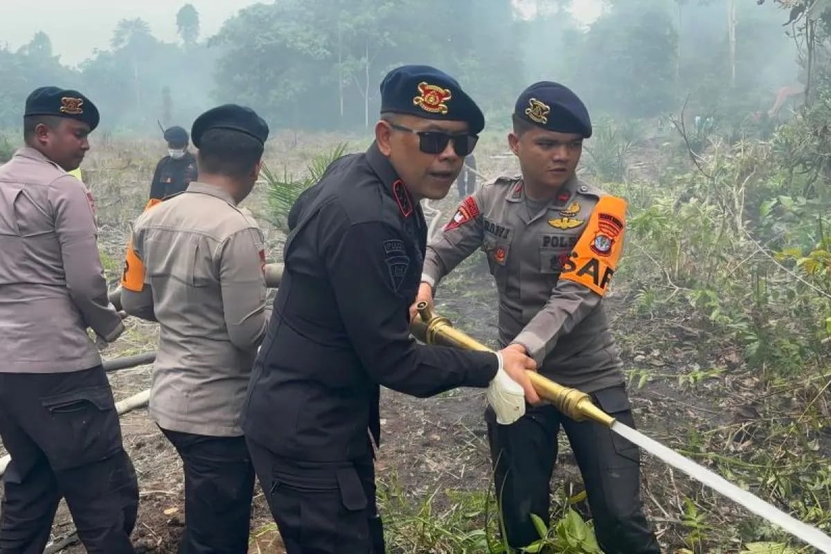 Pastikan Tak Ada Bara Tersisa Dansat Brimob Kaltara Pimpin Pendinginan Karhutla - BERITA POLRI INDEPENDEN INVESTIGASI Pastikan Tak Ada Bara Tersisa, Dansat Brimob Kaltara Pimpin Pendinginan Karhutla