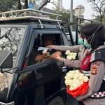 Peduli Dampak Karhutla, Polwan Polda Sumsel Bagikan 1.000 Masker dan Bunga kepada Masyarakat