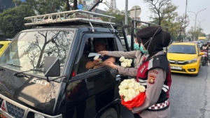 Peduli Dampak Karhutla, Polwan Polda Sumsel Bagikan 1.000 Masker dan Bunga kepada Masyarakat
