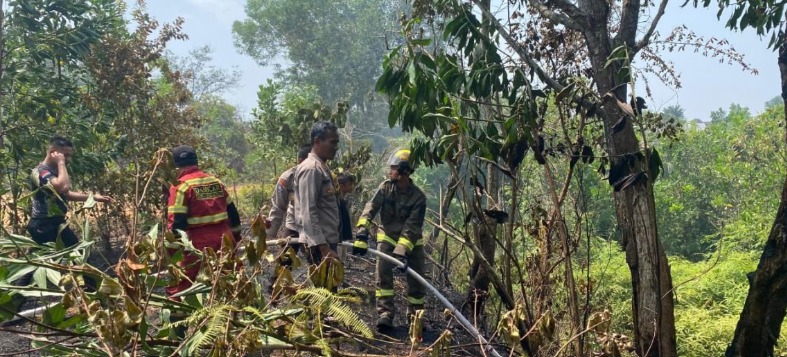 Personel Dit Samapta Polda Bengkulu Bantu Padamkan Kebakaran Lahan di Bentiring - BERITA POLRI INDEPENDEN INVESTIGASI Personel Dit Samapta Polda Bengkulu Bantu Padamkan Kebakaran Lahan di Bentiring