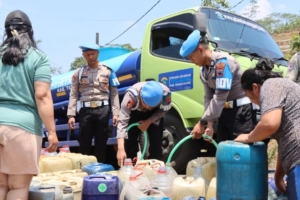 Polda Jateng Salurkan Puluhan Ribu Liter Air Bersih untuk Warga Terdampak Kemarau