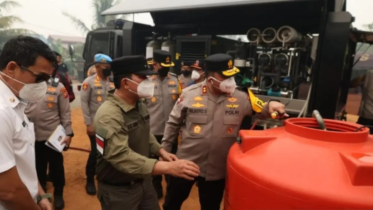 Polda Kalbar Salurkan Layanan Kesehatan dan Air Bersih untuk Warga Terdampak Karhutla di Kubu Raya
