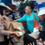 Polda Metro Bagikan Air Minum dan Makanan kepada Massa Aksi di Depan DPR