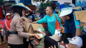Polda Metro Bagikan Air Minum dan Makanan kepada Massa Aksi di Depan DPR