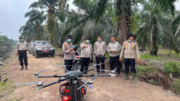 Polda Riau Kerahkan Drone Pemadam Api Tangani Karhutla di Siak