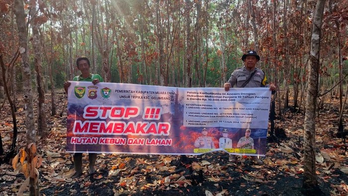 Polda Sumsel Salurkan Bansos dan Edukasi Penyadap Karet Terdampak Karhutla
