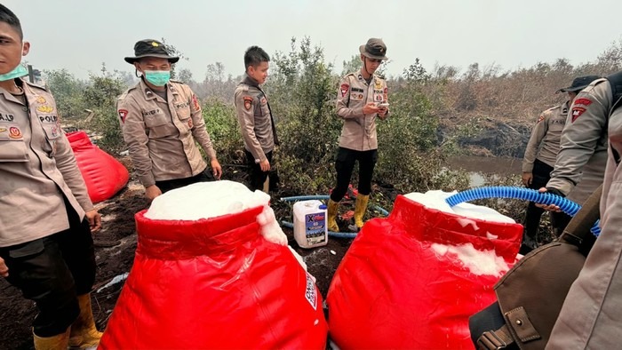 Polda Sumsel dan SLOG Polri Kerahkan Drone serta Formula X-Fire untuk Atasi Karhutla di OKI
