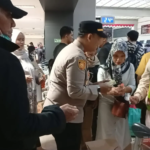 Polisi Beri Layanan Kesehatan dan Bagikan Masker kepada Pengguna Jasa Bandara Soetta