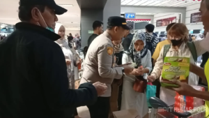 Polisi Beri Layanan Kesehatan dan Bagikan Masker kepada Pengguna Jasa Bandara Soetta