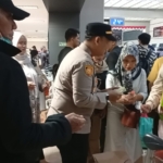Polisi Berikan Layanan Kesehatan dan Bagikan Masker kepada Pengguna Jasa Bandara Soekarno-Hatta