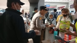 Polisi Berikan Layanan Kesehatan dan Bagikan Masker kepada Pengguna Jasa Bandara Soekarno-Hatta