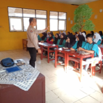 Polisi Mengajar di SMA Negeri 5 Maluku Tengah, Siswa Dibekali Pemahaman Bijak Bermedia Digital