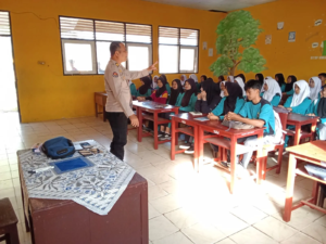 Polisi Mengajar di SMA Negeri 5 Maluku Tengah, Siswa Dibekali Pemahaman Bijak Bermedia Digital