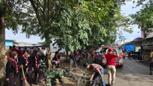 Polisi, TNI dan Mahasiswa Bersama Bersihkan Pasar Baru Pangkalan Kerinci