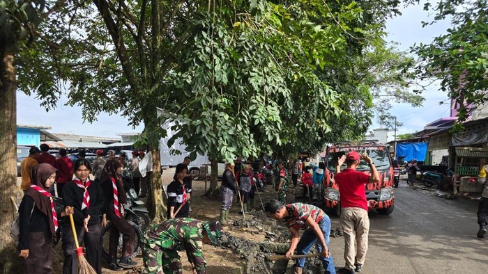 Polisi, TNI dan Mahasiswa Bersama Bersihkan Pasar Baru Pangkalan Kerinci
