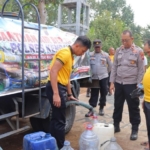 Polres Kendal Salurkan Air Bersih dan Beras untuk Warga Kalipuru yang Terdampak Kemarau