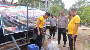 Polres Kendal Salurkan Air Bersih dan Beras untuk Warga Kalipuru yang Terdampak Kemarau