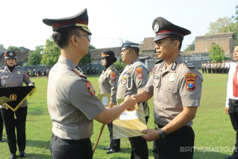Polres Madiun Beri Beasiswa bagi 40 Putra-Putri Anggota, Dorong Generasi Muda Raih Prestasi