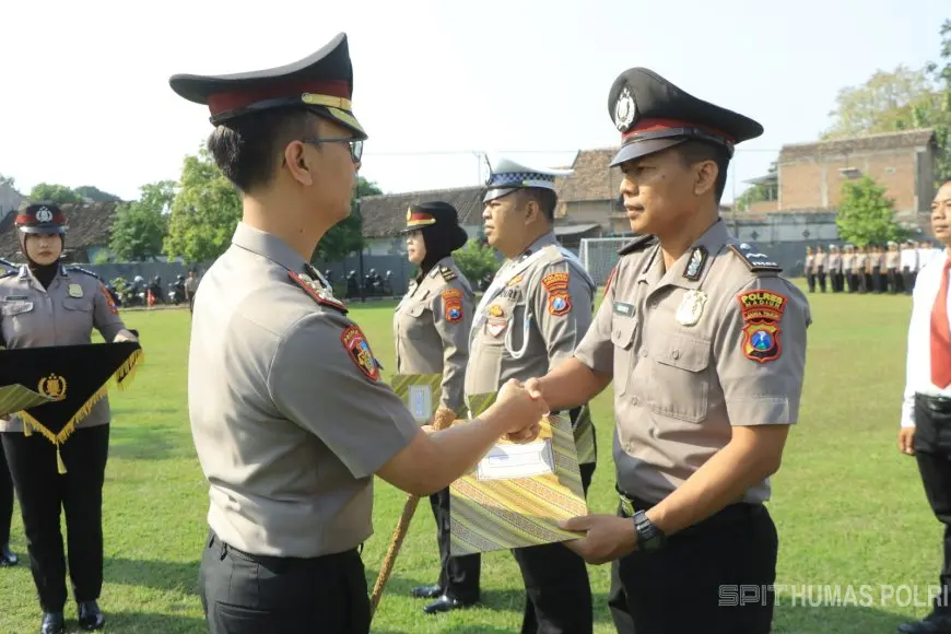 Polres Madiun Beri Beasiswa bagi 40 Putra-Putri Anggota, Dorong Generasi Muda Raih Prestasi