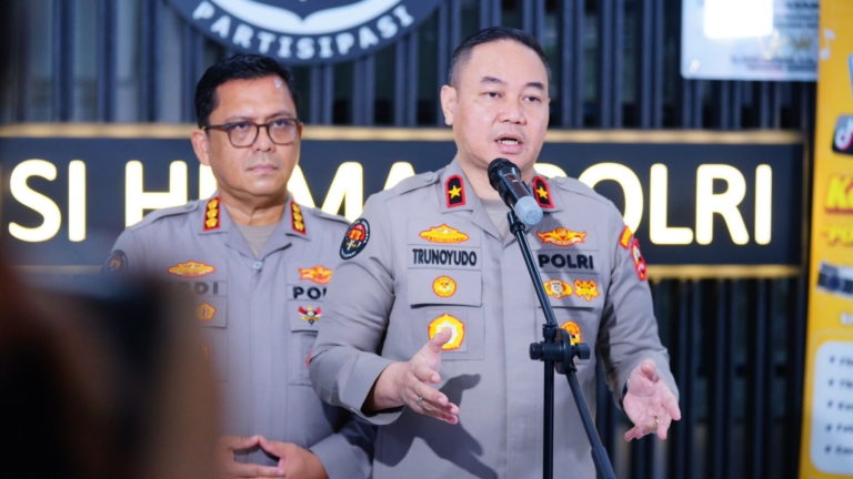 Polri Bergerak Cepat Tangani Dampak Galodo di Kabupaten Solok, Buka Akses hingga Berikan Trauma Healing