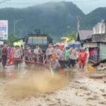 Polri Gerak Cepat Evakuasi Warga Terdampak Banjir Bandang di Solok Sumbar