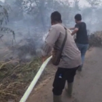 Polsek Air Kumbang Ground Check Hotspot di Desa Sidomulyo, Api Masih Belum Padam