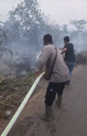 Polsek Air Kumbang Ground Check Hotspot di Desa Sidomulyo, Api Masih Belum Padam