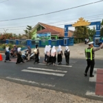 Polsek Gedong Tataan Atur Lalu Lintas Pagi di Jalinbar untuk Cegah Kemacetan