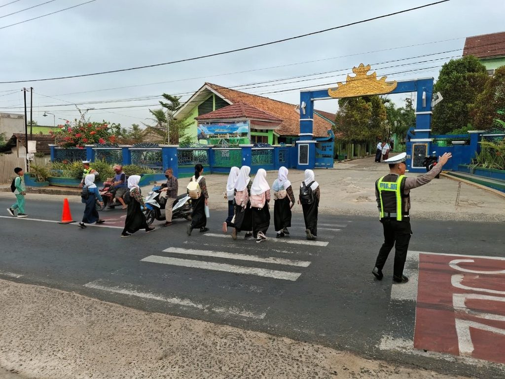 Polsek Gedong Tataan Atur Lalu Lintas Pagi di Jalinbar untuk Cegah Kemacetan