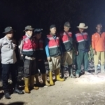Polsek Rambutan Bersama MPA dan PT SK Padamkan Karhutla di Sungai Pinang
