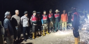 Polsek Rambutan Bersama MPA dan PT SK Padamkan Karhutla di Sungai Pinang