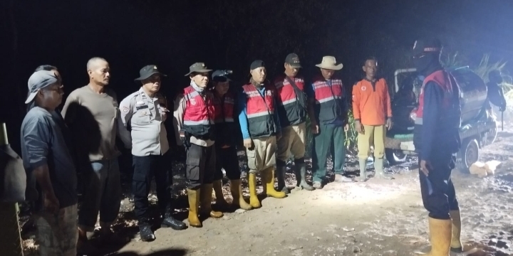 Polsek Rambutan Bersama MPA dan PT SK Padamkan Karhutla di Sungai Pinang