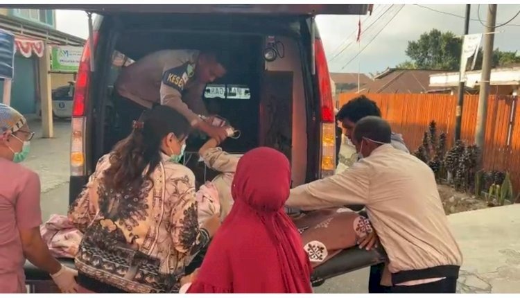 Sigap di Tengah Keterbatasan, Dokkes Polres Manggarai Evakuasi Enam Ibu Hamil dan Satu Pasien Pascagempa