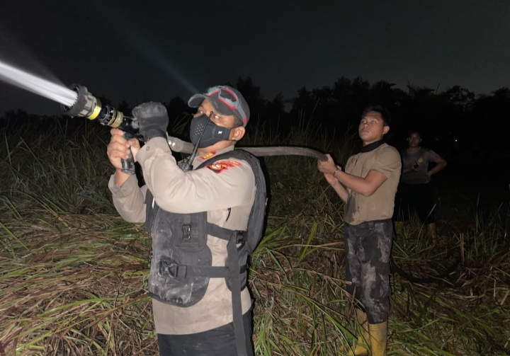 Sinergi Personel Gabungan Berhasil Padamkan Kebakaran Lahan 4 Hektare di Pemulutan Ogan Ilir