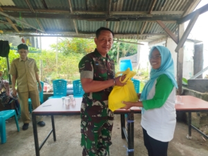 Jaga Jakarta On The Spot, Koramil 05/Ciputat Salurkan 30 Paket Sembako kepada Warga