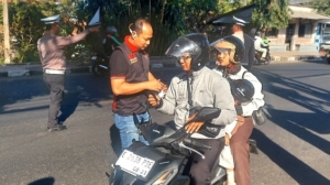 Antisipasi Abu Vulkanik Anak Krakatau, Polres Kuningan Bagikan Masker