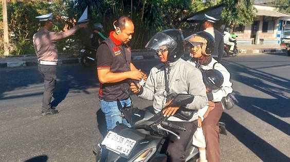 Antisipasi Abu Vulkanik Anak Krakatau, Polres Kuningan Bagikan Masker