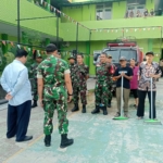 Koramil /Tangerang Bantu Penyemprotan MAN 1 Kota Tangerang Pasca Hujan Abu Vulkanik