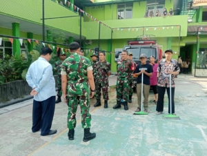 Koramil /Tangerang Bantu Penyemprotan MAN 1 Kota Tangerang Pasca Hujan Abu Vulkanik