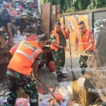 Koramil Tangerang Bersihkan Tumpukan Sampah di Tanah Tinggi, Cegah Gangguan Kesehatan