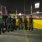 Jaga Situasi Tetap Kondusif Babinsa Bersama Komduk Gelar Patroli Malam