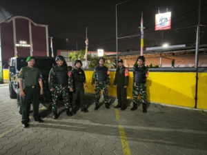 Jaga Situasi Tetap Kondusif Babinsa Bersama Komduk Gelar Patroli Malam