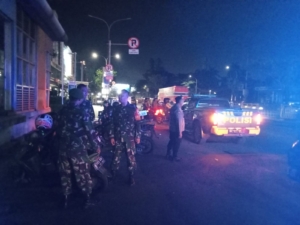 Peran Aktif Babinsa Patroli Malam, Jadi Tauladan Warga