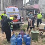 Wujud Kepedulian, Polres Landak Salurkan 1.400 Liter Air Bersih bagi Warga Ngedang