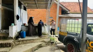 Polsek Plered Salurkan Bantuan Air Bersih untuk Warga Terdampak Kekeringan di Purwakarta