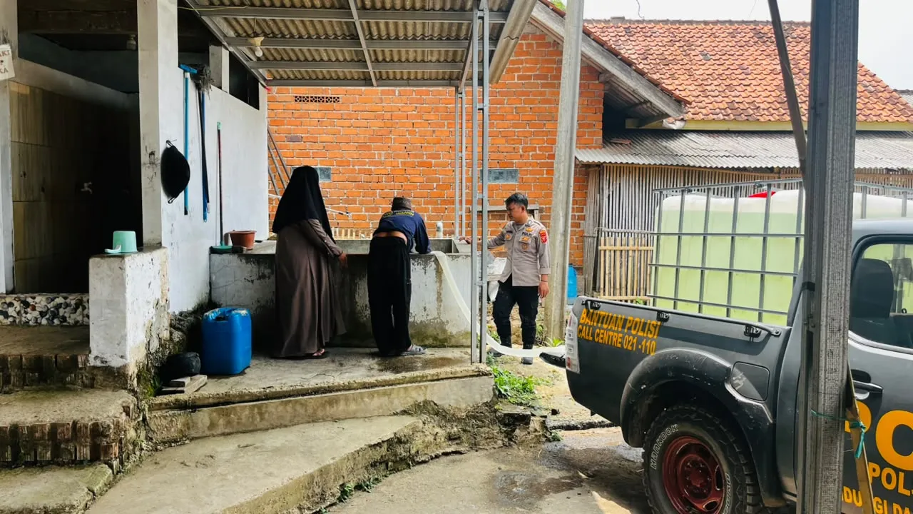 Polsek Plered Salurkan Bantuan Air Bersih untuk Warga Terdampak Kekeringan di Purwakarta