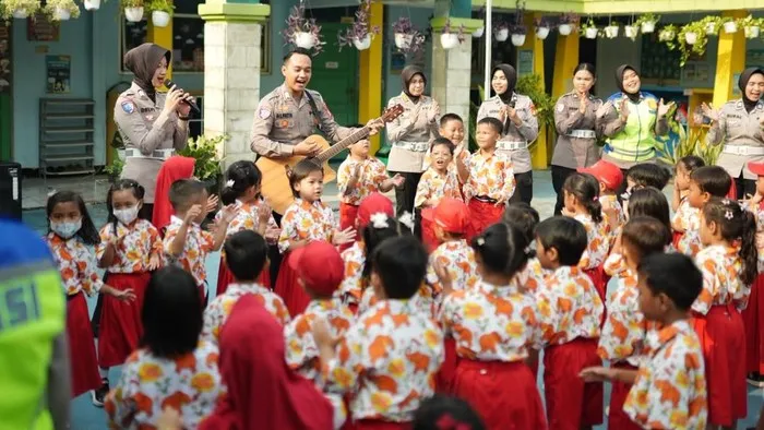 14 Samsat Polda Metro Kunjungi TK, Hadirkan Sosok Polisi Ramah dan Bersahabat